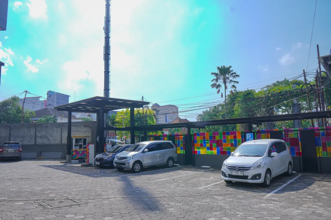 Area parkir Kampus Mugas 3