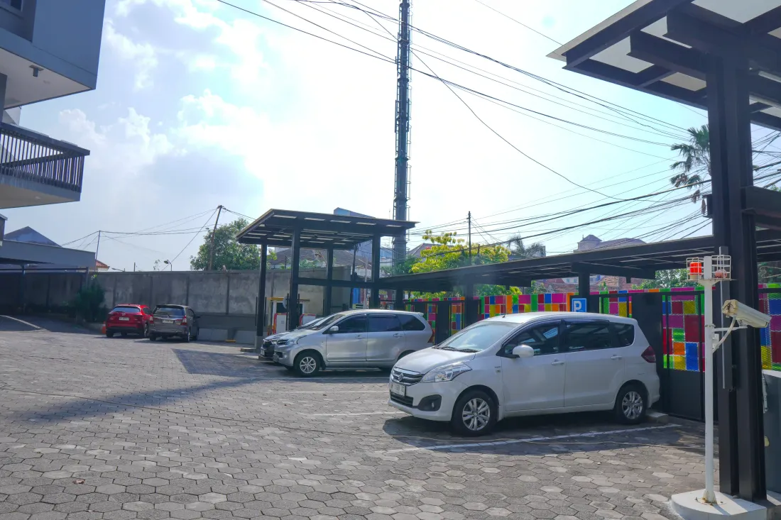 Area parkir Kampus Mugas 4